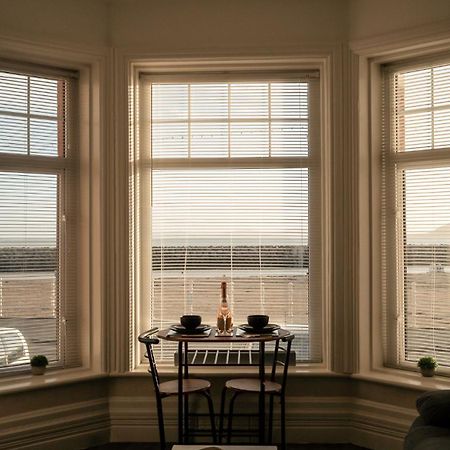 Stunning 2 Bedroom Ground Floor Sea View Apartment Rhôs-on-Sea Exteriör bild