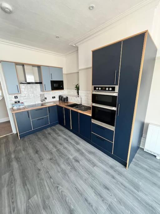 Stunning 2 Bedroom Ground Floor Sea View Apartment Rhôs-on-Sea Exteriör bild