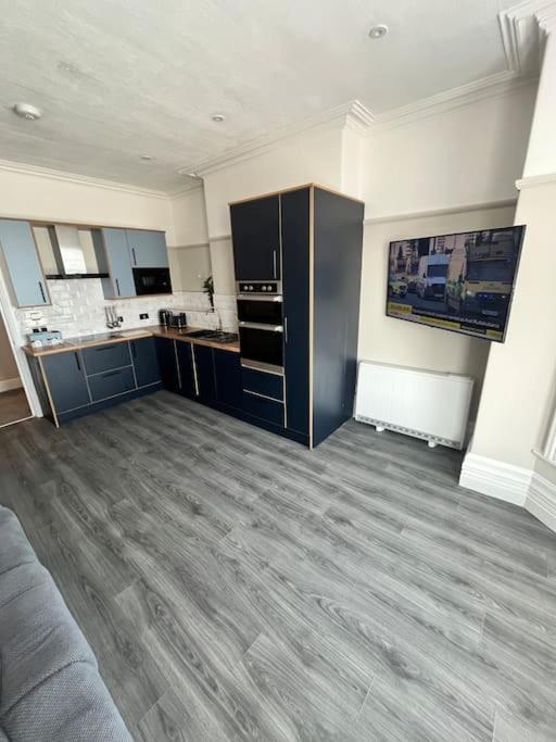 Stunning 2 Bedroom Ground Floor Sea View Apartment Rhôs-on-Sea Exteriör bild