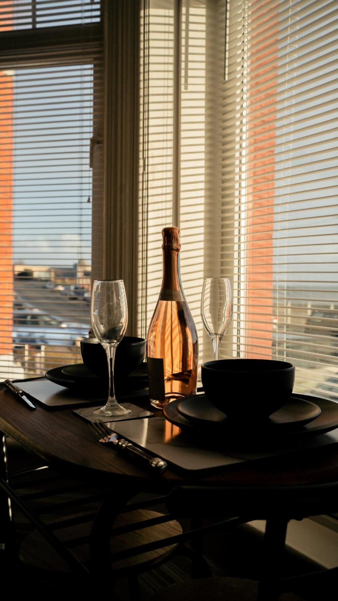 Stunning 2 Bedroom Ground Floor Sea View Apartment Rhôs-on-Sea Exteriör bild