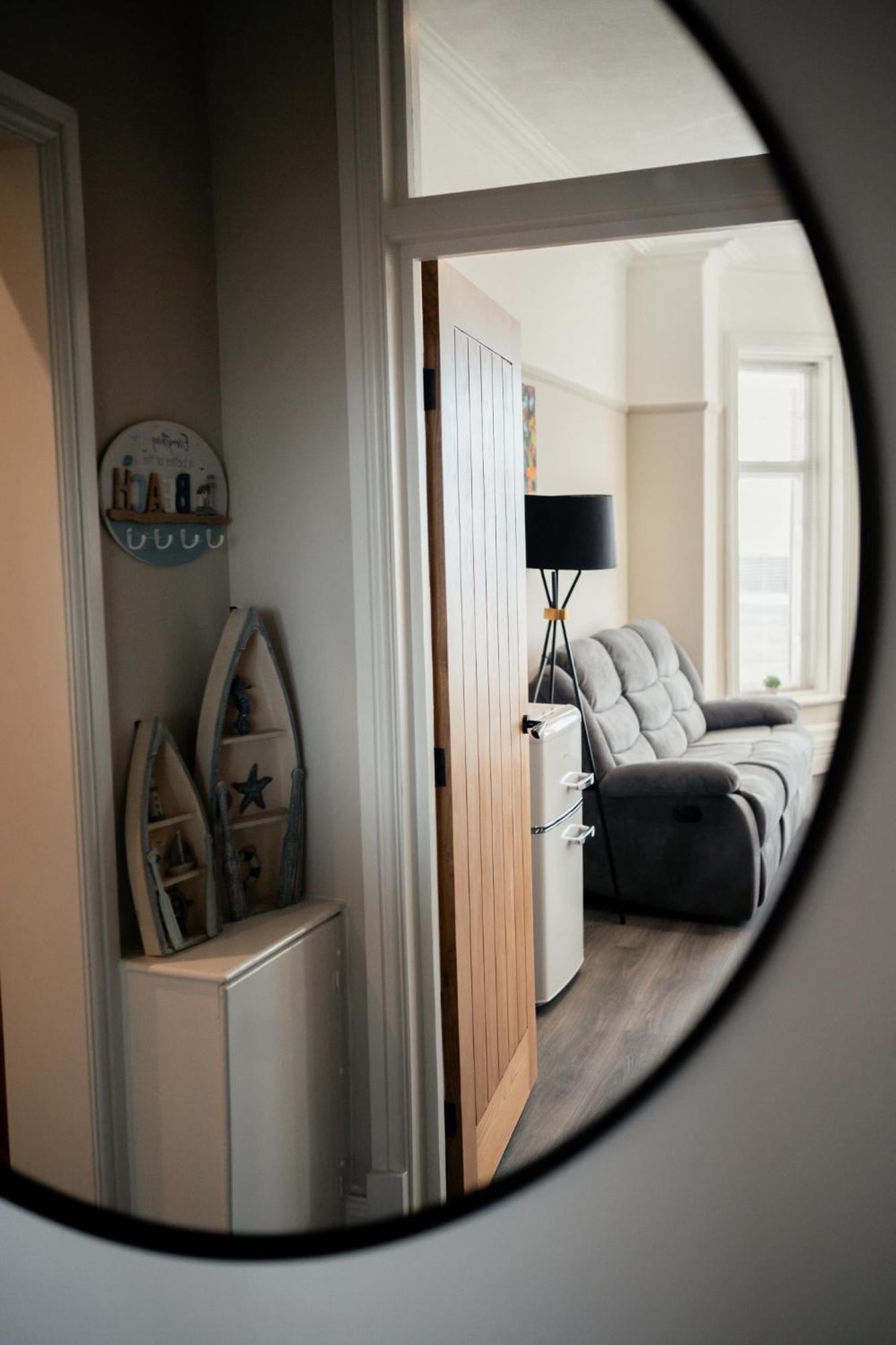 Stunning 2 Bedroom Ground Floor Sea View Apartment Rhôs-on-Sea Exteriör bild
